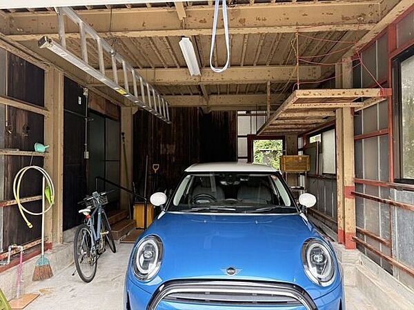 ガレージから室内へ出入りが可能！雨の日も濡れず、買い物帰りの荷物運びも便利です♪