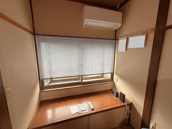 和室の地袋は下部に収納を備え、その上はカウンターとして活用できます。小物を飾ったり、ちょっとした作業スペースにも！