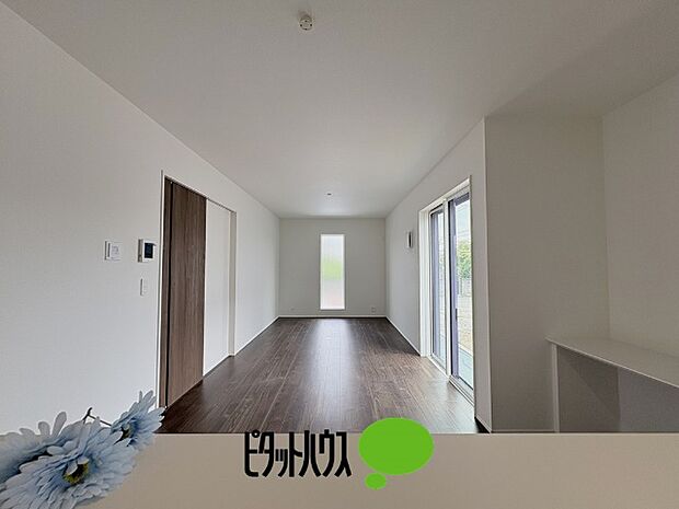 キッチンからリビングの眺め