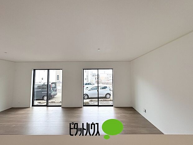 キッチンからリビングの眺め