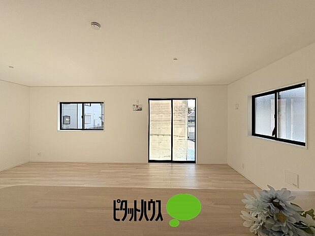 キッチンからリビングの眺め