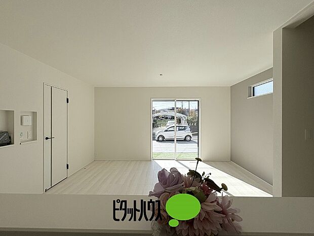 キッチンからリビングの眺め