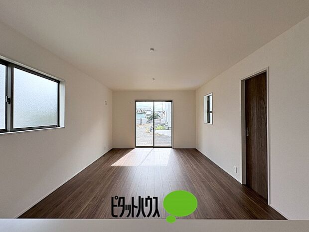 キッチンからリビングの眺め