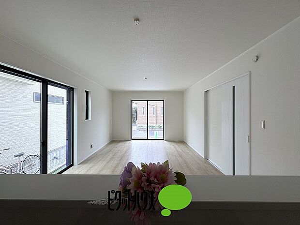 キッチンからリビングの眺め