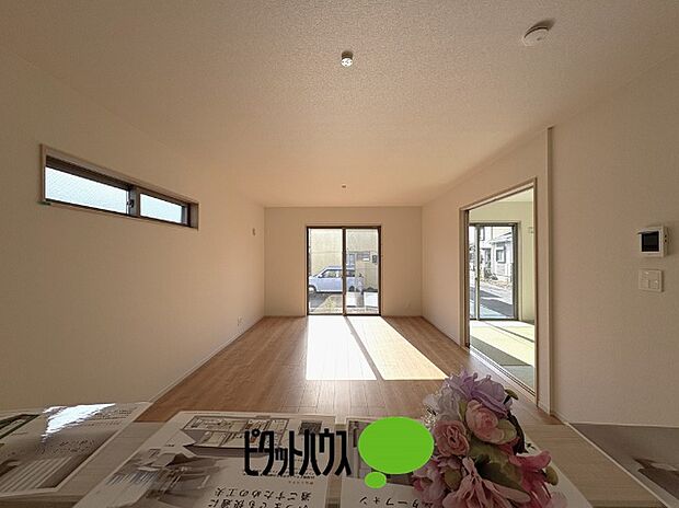 キッチンからリビングの眺め