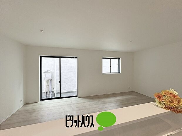 キッチンからリビングの眺め