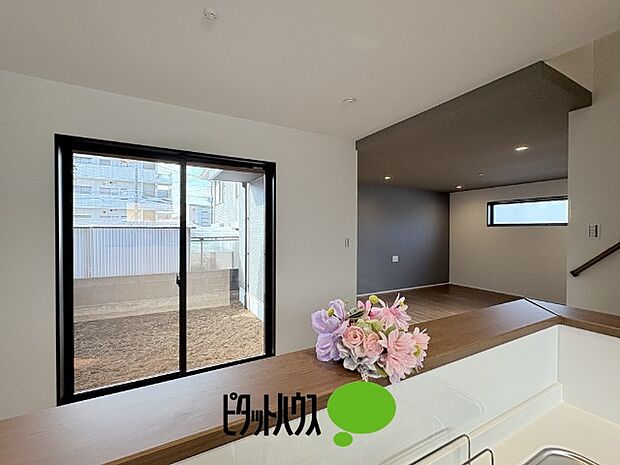 キッチンからリビングの眺め