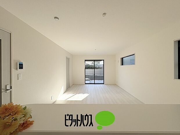 キッチンからリビングの眺め