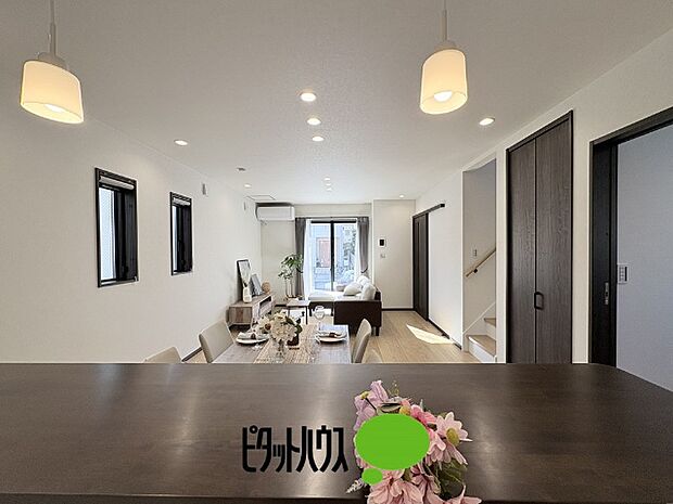 キッチンからリビングの眺め