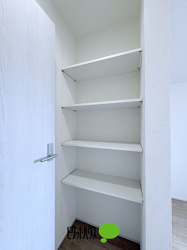 可動棚付き収納