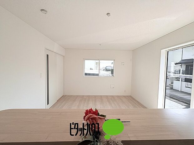 キッチンからリビングの眺め