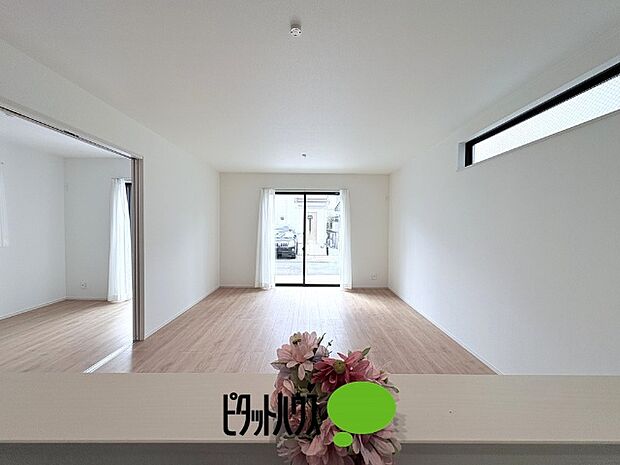 キッチンからリビングの眺め