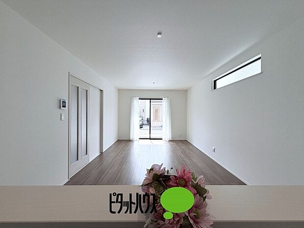 キッチンからリビングの眺め