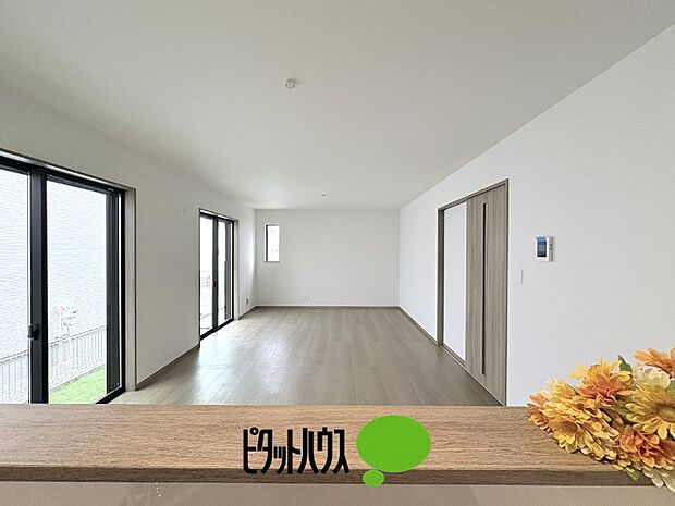 キッチンからリビングの眺め