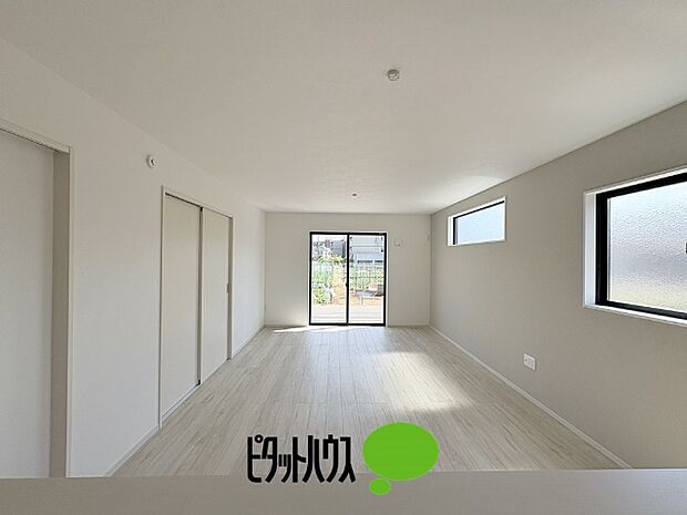 キッチンからリビングの眺め