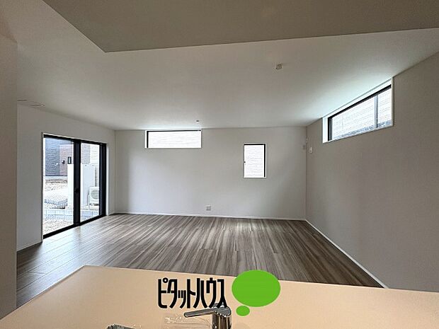 キッチンからリビングの眺め