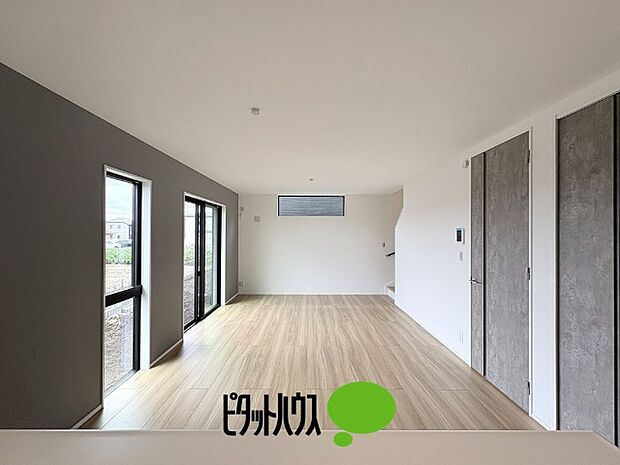 キッチンからリビングの眺め