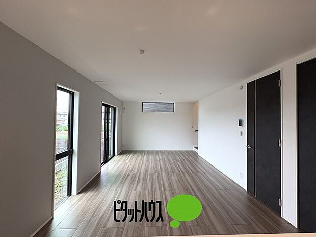 キッチンからリビングの眺め
