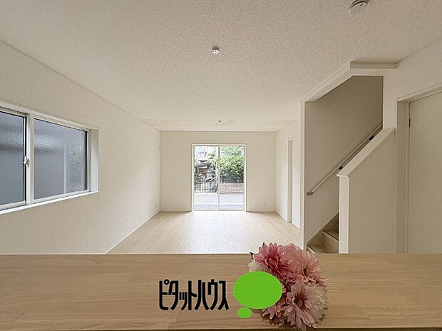 キッチンからリビングの眺め