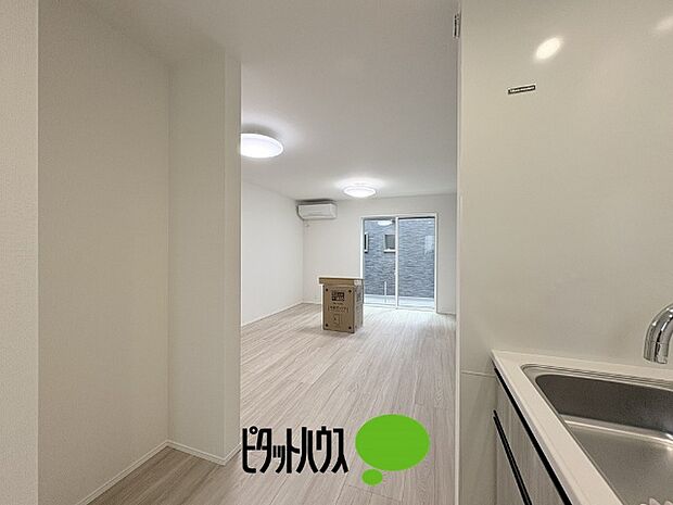 キッチンからリビングの眺め