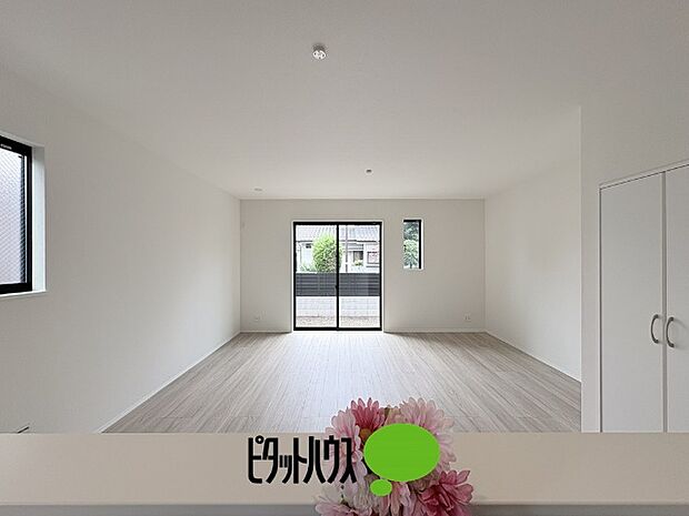 キッチンからリビングの眺め