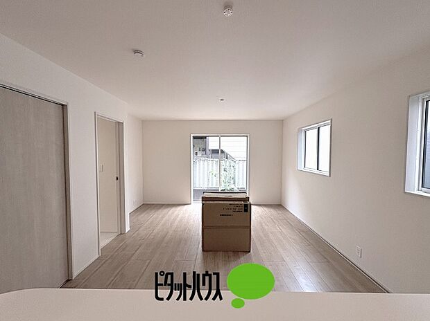 キッチンからリビングの眺め