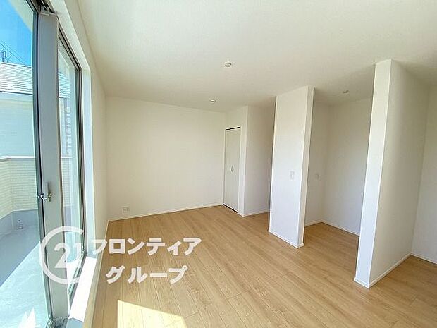 こちらのお部屋はバルコニーに面しており、日当たり、通風ともに良好です！お布団などもサッと干せて便利ですね