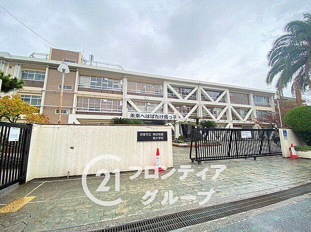 徒歩11分。南小学校 820m