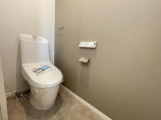 ＼同仕様写真／トイレは温水洗浄付き便器です。壁紙の色、窓の配置等、一邸一邸のこだわりをぜひ現地でご覧ください。