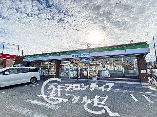 ファミリーマート岸和田上松町店 徒歩7分。 550m