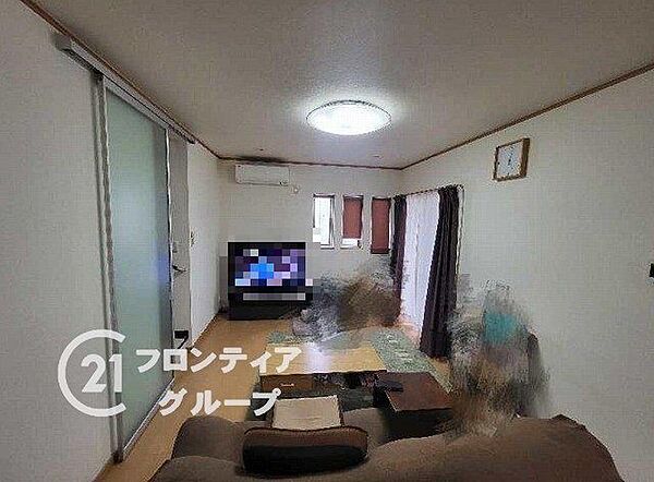 リビング18帖以上！ビングは来客対応やテレワーク、家族の団らんなど、多様なシーンに対応する設計。日中はお部屋全体に明るい光が差し込みます。