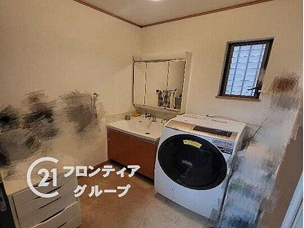 暮らしを快適にする三面鏡仕様の洗面化粧台。収納力と機能性に優れた使いやすい設備で、忙しい朝の身支度もスムーズに！