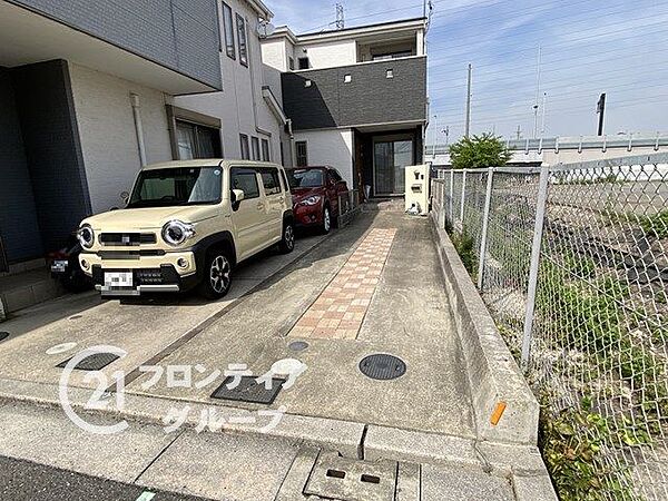広々とした駐車スペースを備えた外観は、車の出し入れがスムーズで便利です。家族の車を安心して停められます