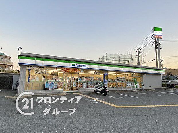 ファミリーマート堺美原小平尾店 徒歩8分。 620m