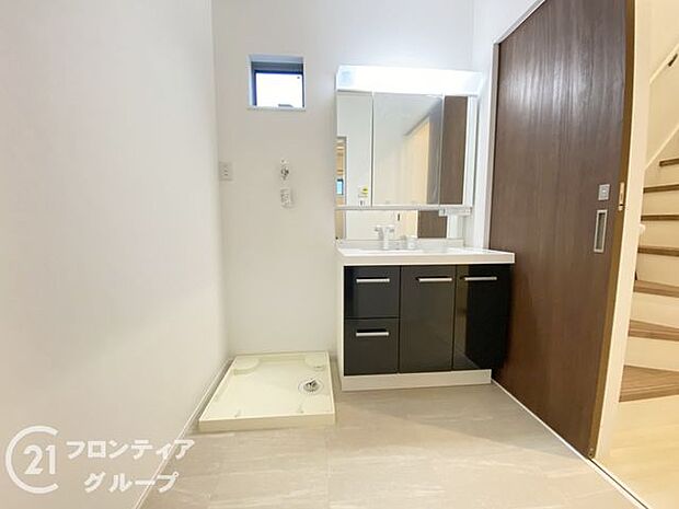 洗練されたデザインの洗面スペースは、清潔感のある色合いと機能的な設計が魅力。朝の準備や夜のケアタイムも快適にこなせるとともに毎日を心地よく支えてくれます。