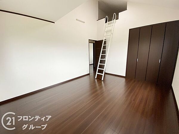 落ち着いた色合いとシンプルな内装が魅力の寝室。ゆとりある空間で家具の配置もしやすく、快適な眠りとリラックスタイムを演出します。採光や通風も良好で、一日の疲れを癒す理想のプライベート空間です。
