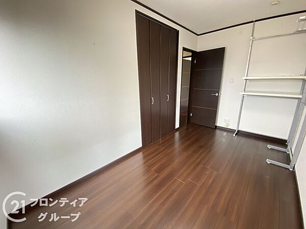 ゆったりとした広さの寝室は、落ち着いた内装が魅力。窓からはやわらかな光が差し込み、心地よい朝を迎えられます。プライベートな時間をしっかり確保できる癒しの空間が整っており、安らぎのひとときを提供します。