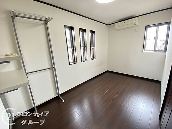 明るく広々とした子供部屋は、成長に合わせて使い方が広がる柔軟な空間。スペースを有効に活用でき、自由にレイアウトできるため、元気いっぱいに過ごせる、快適で楽しい環境が整い、心地よい日々が待っています。