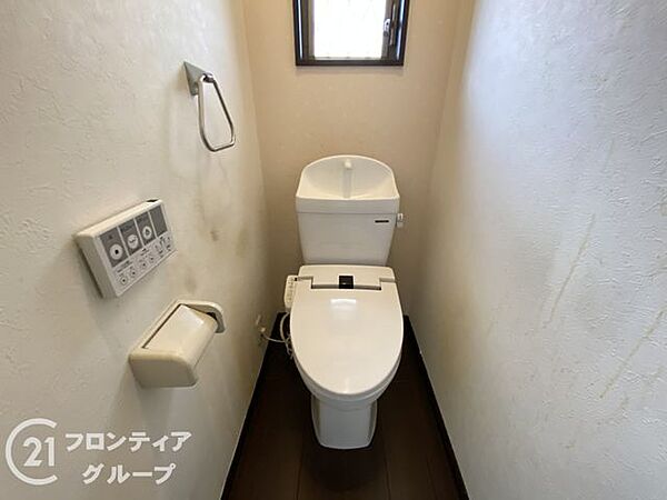 ナチュラルなトーンで統一されたトイレは、空間の広がりを感じる快適設計。床材や壁材にもお手入れのしやすさが配慮されています。毎日使う場所だからこそ、清潔で落ち着ける雰囲気に仕上がっています。