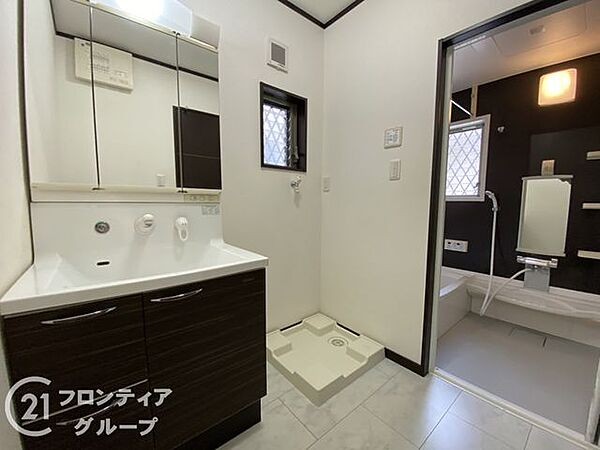 家族のライフスタイルに寄り添う広々設計の洗面台は家事効率のよい配置です。毎日使う場所だからこそ、清潔感と実用性にこだわった空間が嬉しいですね。収納スペースも充実しており、さらに使いやすさが向上します。