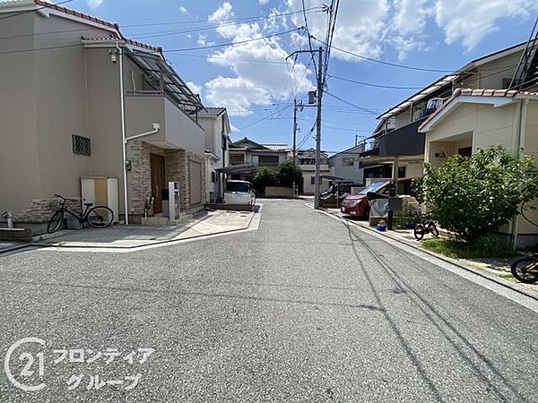 前面道路はしっかりと幅があり、見通しも良好。車の出し入れや歩行者の通行も安心して行える環境です。閑静な住宅街に位置し、騒音の心配も少なく、落ち着いた住環境で快適な暮らしが叶います。