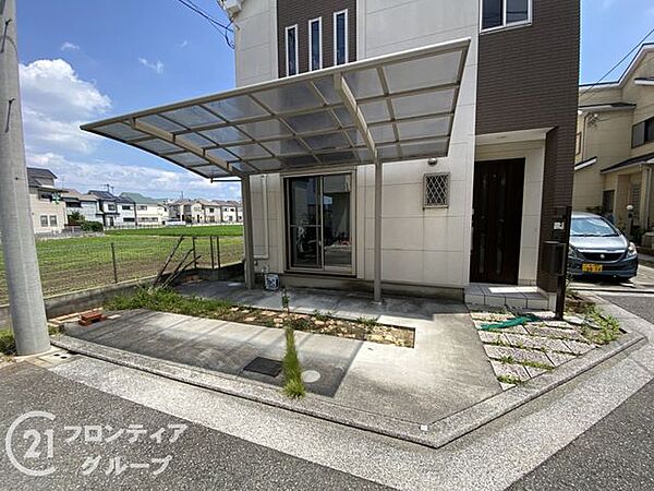 戸建て住宅には、十分な広さを確保した駐車スペースが完備。車を安全に保管できるだけでなく、日常的に便利に使用できる設計です。整然とした環境が整い、家族全員が快適に利用できる駐車場です。