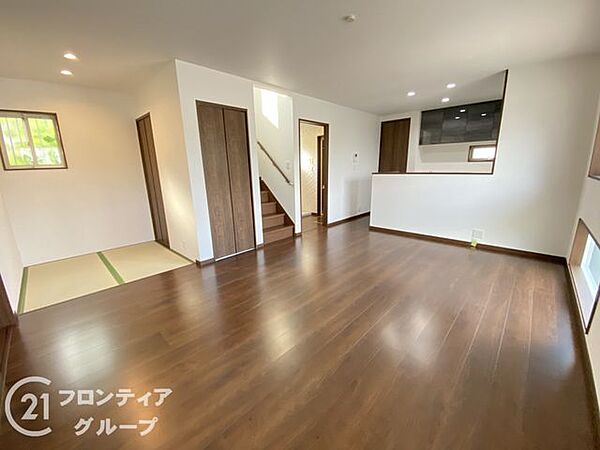 広々16帖のリビングです。家具を置いても広々としており、快適にお住まいいただけます。