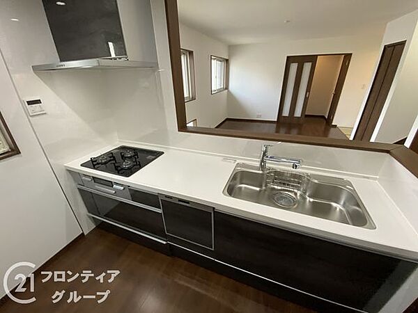 収納があるため、調味料のストックを置くのにピッタリです。食器を片づける場所にも困りません。