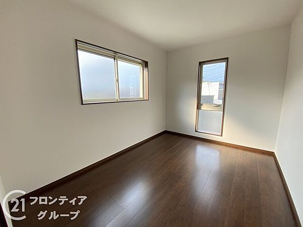 おしゃれなデザインの寝室で、毎日の眠りが楽しみになるような空間を提供します。機能的で快適な寝室で、質の高い睡眠を実現し、心地よい朝を迎えられます