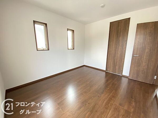 明るく広々とした子ども部屋は、遊び心をくすぐる空間です。お子様の成長を見守るのにぴったりの環境です。