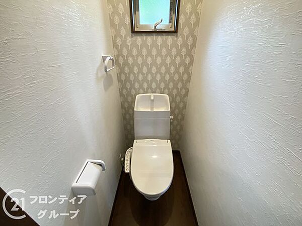トイレは、清潔感と快適さを兼ね備えた空間です。落ち着いた色合いの内装が、リラックスできる雰囲気を演出しています