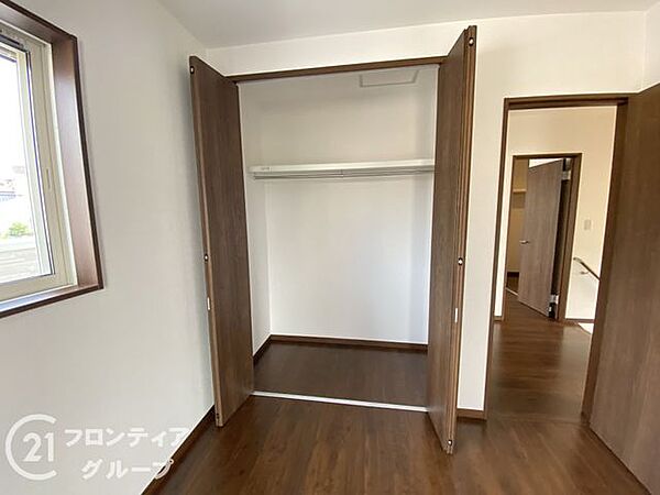 お部屋を美しく保てる、スタイリッシュな収納です。デザイン性に優れた収納は、インテリアの一部としても楽しめます。おしゃれな空間を演出しながら、機能的に物を整理整頓できます。