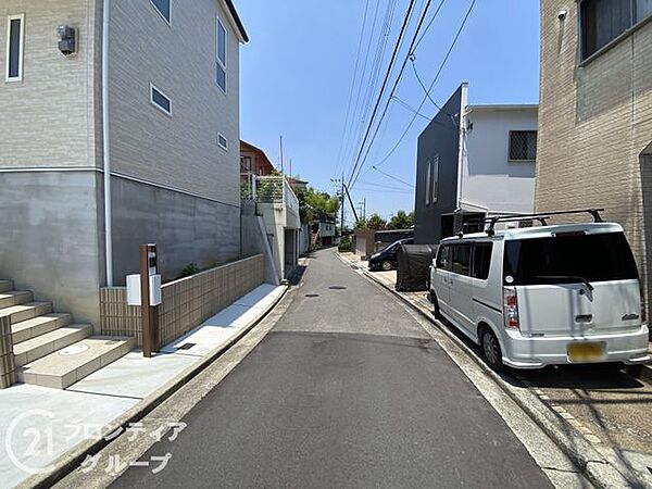 前面道路は閑静な住宅地をはしる車通りの少ない道路。お車の出し入れが苦手なママや小さなお子様にも安心ですね。しっかり舗装もされているので、ベビーカーや自転車で通っても快適に通行できます。