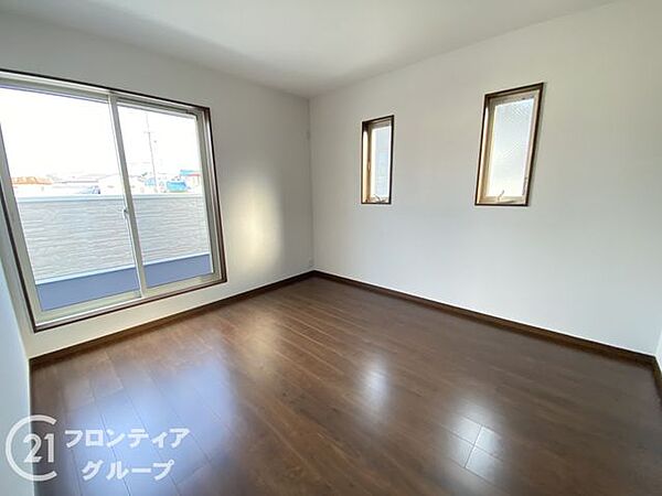 窓が2面ある洋室は、自然光がたっぷり入り、風通しも良く、明るく快適な居住空間を提供します！